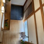 2階吹き抜けから玄関